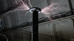 Ve skutečnosti Teslův transformátor vysílal do okolí energii, která procházela zářivkami a reagovala s fluorescenčním povlakem na jejich vnitřní straně.