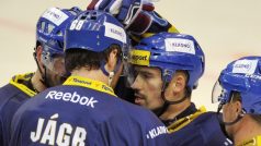 Utkání 5. kola hokejové extraligy Rytíři Kladno - HC ČSOB Pojišťovna Pardubice 26. září v Praze. Autor pátého gólu Kladna Tomáš Plekanec (vpravo) přijímá gratulace od spoluhráčů.jpg