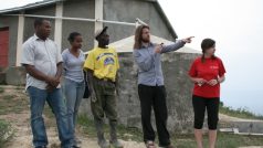Lukáš Voborský na Haiti (druhý zprava)