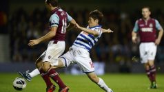 Queens Park Rangers&#039; Park Ji-sung (R) challenges West Ham United&#039;s Mark Noble during their English Premier League soccer match at Loftus Road in London October 1, 2012