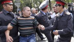 Kyrgyzská policie zatýká v Biškeku jednoho z protestujících