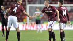 Utkání skupiny I 2. kola základních skupin fotbalové Evropské ligy: Sparta Praha - Athletic Bilbao, 4. října v Praze. Tomáš Zápotočný z AC Sparta Praha přijámá gratulaci ke gólu od Ondřeje Švejdíka (vlevo). Vpravo je Václav Kadlec.