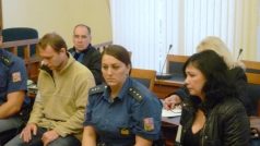 Obžalovaní Filip Onderka a Radka Pojerová u soudu