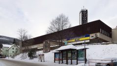 Obchodní středisko Sněžka v Peci pod Sněžkou. Objemná budova z 80. let 20. století by měla získat novou podobu