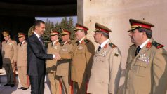 Syrský prezident Bašár Asad s veliteli své armády