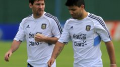 Lionel Messi (vlevo) a Sergio Aguero během tréninku argentinské reprezentace