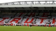 Na památku obětí tragédie v Hillsborough drží diváci před zápasem anglické Premier League mezi Liverpool a Manchester United barevné kartičky