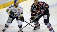 12. kolo hokejové extraligy: Piráti Chomutov - HC Vítkovice Steel 14. října v Chomutově. Vlevo Tomáš Káňa z Vítkovic a Milan Jurčina z Chomutova.