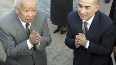 Kambodžský král Norodom Sihamoni a jeho otec bývalý král Norodom Sihanouk v roce 2004