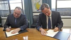 První skotský ministr Alex Salmond (vlevo) a britský premiér David Cameron podepisují dohodu o referendu o nezávislosti Skotska.