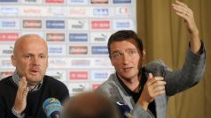 Trenér českých fotbalistů Michal Bílek (vlevo) a manažer reprezentace Vladimír Šmicer diskutují s novináři