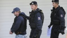 Policie přivádí  k Okresnímu soudu ve Zlíně jednatele Likérky Drak  Pavla Čanigu