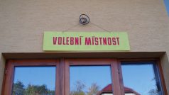 Vchod do volební místnosti - Žehrov-Skokovy (Mladoboleslavsko)