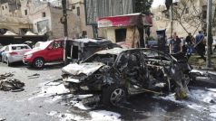 Ohořelý vrak automobilu v křesťanské čtvrti syrského Damašku, ve kterém vybuchla nálož