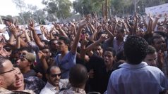 Demonstranti  žádají před libyjským parlamentem ukončení kmenového konfliktu v Baní Valídu
