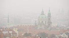 Prahu pokrývá smog