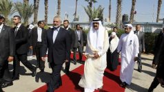 Premiér Hamásu Ismail Haniyeh vítá katarského šajcha Hamada na hraničním přechodu v Rafahu