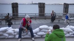 New York se připravuje n ahurikán Sandy. 29. října 2012. Turisté se fotí u bariér na Manhattanu