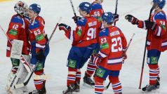 Utkání Kontinentální hokejové ligy Lev Praha - Chabarovsk, hráči z celku Lva se radují z vítězství po osmi zápasech