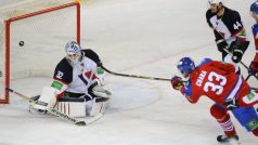 Jaroslav Janus (Slovan Bratislava) kryje střelu Zdena Cháry z týmu Lev Praha