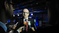 Exministr zemědělství Ivan Fuksa oznamuje v sobotu 3. listopadu večer novinářům na kongresu ODS, že se rozhodl ucházet o křeslo předsedy strany