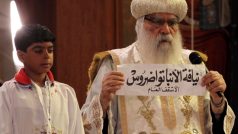 Představitel koptské církve v Egyptě ukazuje papírek se jménem nového patriarchy, který vytáhl dvanáctiletý jáhen