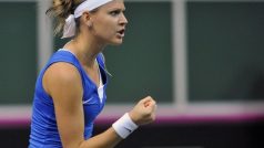 Tenistka Lucie Šafářová slaví vítězný míč v duelu proti Jeleně Jankovičové
