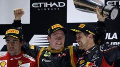 Vítězné trio z Abú Zabí: Räikkönen (uprostřed), Alonso (vlevo) a Vettel