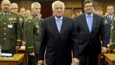 Prezident Václav Klaus a ministr obrany Alexandr Vondra přicházejí na shromáždění řídících pracovníků ministerstva obrany