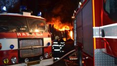 Hasiči na Liberecku likvidují požár skládky odpadu dovezeného před lety z Německa