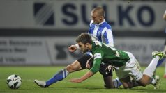 Utkání 14. kola první fotbalové ligy: Baumit Jablonec - FK Mladá Boleslav, 10. listopadu v Jablonci nad Nisou. Marek Kysela z Jablonce a Martin Nešpor z Boleslavi.