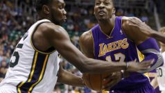 Dwight Howard (v modrém) byl nejlepším střelcem v dresu Lakers