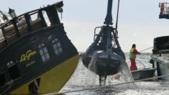 Záchranné práce na české lodi La Grace
