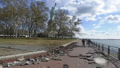 Liberty Island, kde stojí Socha svobody, po bouři Sandy.