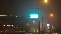 Obří svítící billboard na rondelu na Bukově oslňuje řidiče a budí lidi v okolních bytech