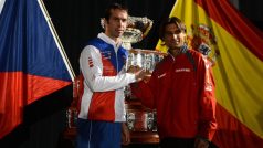 Radek Štěpánek (vlevo) a Španěl David Ferrer zahájí v pátek finále Davis Cupu