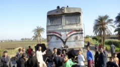 Autobus, do kterého na přejezdu ve středním Egyptě narazil vlak