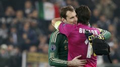Petr Čech mohl svému kolegovi a rivalovi v dresu Juventusu Turín Buffonovi po zápase pouze gratulovat