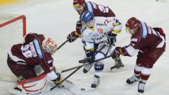 Utkání 24. kola hokejové extraligy: HC Sparta Praha - HC Vítkovice Steel, 22. listopadu v Praze. Zleva Brankář Sparty Michal Neuvirth, Alex Foster ze Sparty, Ondřej Šedivý z Vítkovic a Ari Vallin ze Sparty.