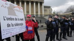Protest zaměstnanců společnosti ArcelorMittal v Paříži