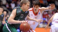 Utkání 4. kola skupiny A basketbalového Evropského poháru ULEB ČEZ Basketball Nymburk - BC Prienai 28. listopadu v Pardubicích. Zleva Gintaras Kadžiulis z celku Prienai a nymburský Vojtěch Hruban.