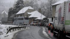 Ve vyšších polohách Krušných hor napadl v noci ze středy na čtvrtek sníh, který působí problémy hlavně řidičům