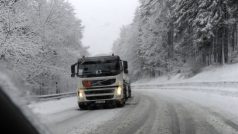 Ve vyšších polohách Krušných hor napadl v noci ze středy na čtvrtek sníh, který působí problémy hlavně řidičům