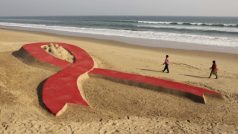Červená stužka je symbolem boje proti AIDS