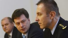 Ministr spravedlnosti Pavel Blažek (uprostřed) a nový generální ředitel Vězeňské služby Petr Dohnal