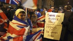 Před radnicí v severoirském Belfastu se kvůli novým pravidlům pro vyvěšování britské vlajky střetli loajalisté s policisty