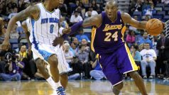 Kobe Bryant (vpravo) se zapsal do historie NBA