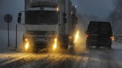 Dopravu na většině území republiky stěžuje sníh a náledí