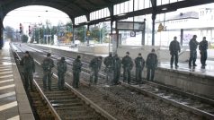 Němečtí policisté na hlavním bonnském nádraží, kde byla v pondělí objevena nálož