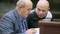 Bývalý policista Dmitrij  Pavljučenkov (vpravo) hovoří se svým právníkem u soudu